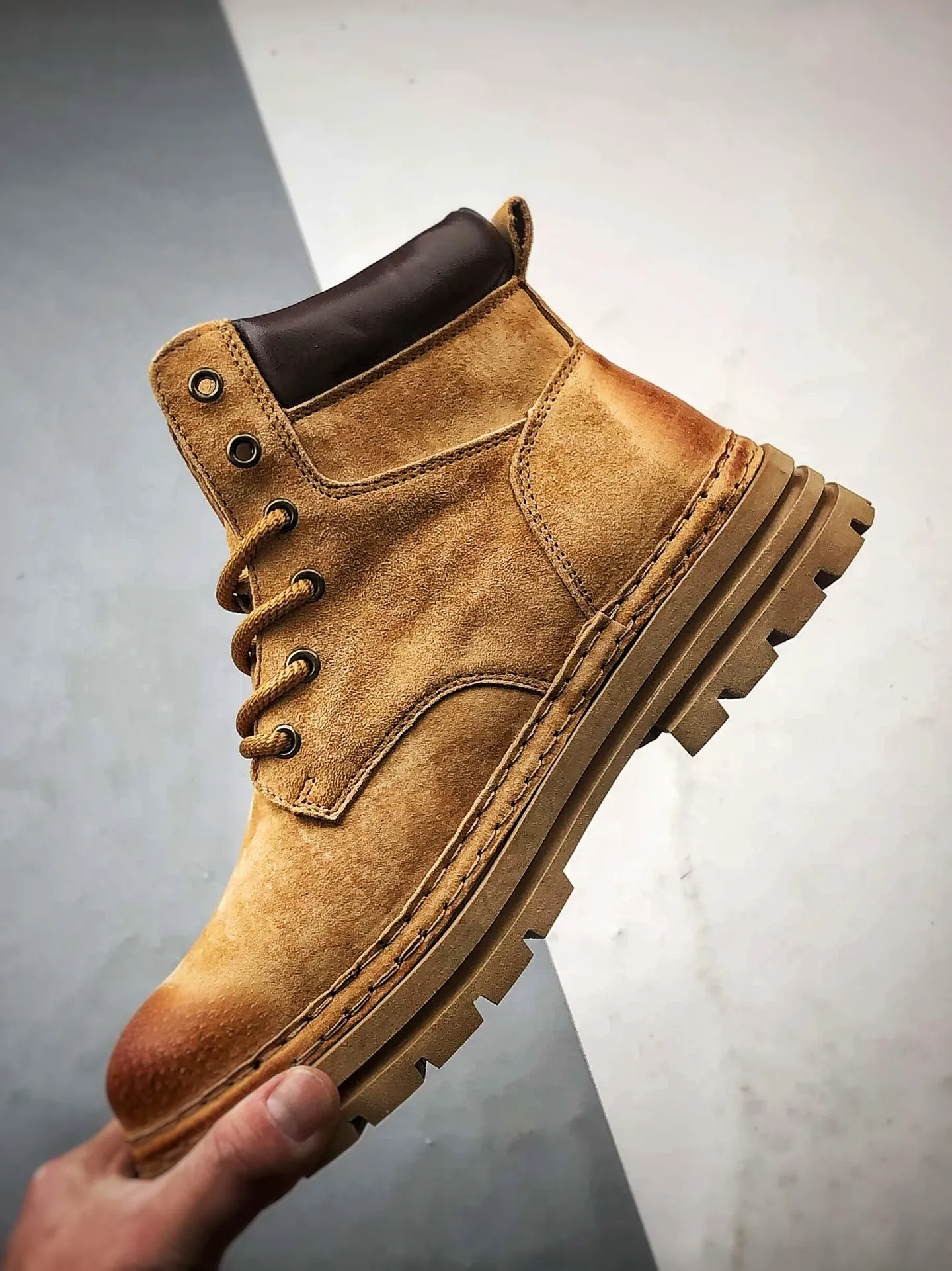 💰440 Timberland Timberland/Timberland 2025 autumn and winter new products Outdoor casual rhubarb boots Guangdong factory quality Original box original packaging Fashion trend matching The fabric is made of Italian 🇮🇹 top-grade frosted fine-grained cowhide with anti-odor and anti-corrosion genuine leather latex insoles. The outsole and hardware are all made from OEM raw materials. The same process as the original Goodyear never opens the glue. Good products do not kill pigs. The quality of the first order is strictly controlled. Exclusively launched on the whole network. The quality is unquestionable. The whole set of official website unified packaging gives you the perfect wearing experience. The quality is exquisite and durable. A must-have for sportsmen. Specially designed to treat those who are not handsome. High-quality and first-class foot feel. Special for cold protection and outdoor use this winter. Casual matching for daily use. Item No.: TB99873 Size: 39 40 41 42 43 44 (leather shoe size)